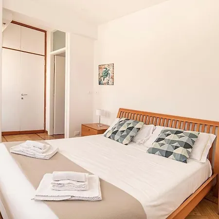 Tramontana A Stone's Throw From The Shoreline! * Pietra Ligure